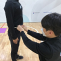 측정자가 줄자로 허리둘레를 측정하고 있다