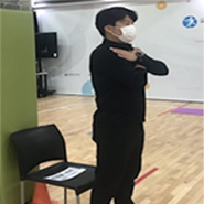 검사자가 무릎, 허리, 등을 곧게 펴고 일어서 있다