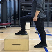 검사자가 스텝박스에 발을 올리고 있다