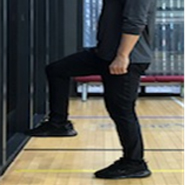 검사자가 무릎의 높이를 엉덩이 높이까지 올려서 걷고 있다