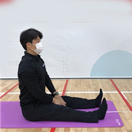 검사자가 무릎을 펴고 앉아 있다