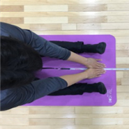 위에서 본 검사자가 허리를 굽혀서 양손을 앞으로 뻗은 모습